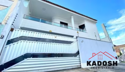 Imperdível oportunidade: Casa com 3 quartos, 1 suíte, 1 sala, 3 banheiros, 2 vagas de garagem e 300m² no bairro Santa Mônica, Feira de Santana-BA!