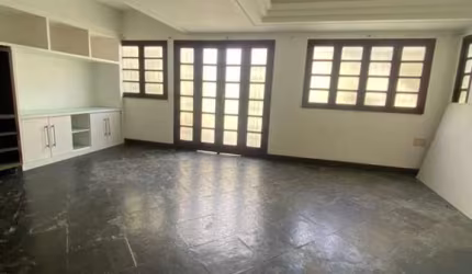 Espaçosa casa para locação com 5 quartos e 1 suíte no bairro Capuchinhos em Feira de Santana-BA!