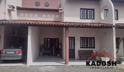 Excelente oportunidade! Casa em condomínio à venda em Feira de Santana-BA, bairro Santa Mônica, 3 quartos, 1 suíte, 2 salas, 2 banheiros, 1 vaga, 200m².