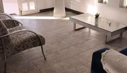 Casa para locação em Feira de Santana-BA, bairro Calumbi: 3 quartos, 1 suíte, 1 sala, 3 banheiros, 2 vagas, 200m². Venha conferir!