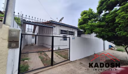 Casa para venda ou locação em Feira de Santana-BA, Parque Getúlio Vargas: 3 quartos, 1 suíte, 1 sala, 2 banheiros, 2 vagas, 300m².