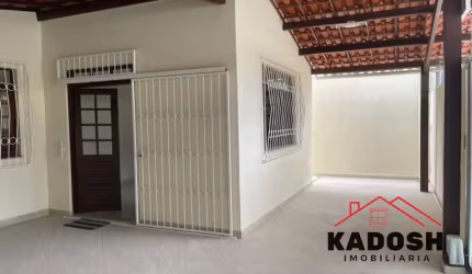 Casa para locação no bairro Santa Mônica em Feira de Santana-BA: 4 quartos, 4 suítes, 2 salas, 4 banheiros, 4 vagas, 204 m².