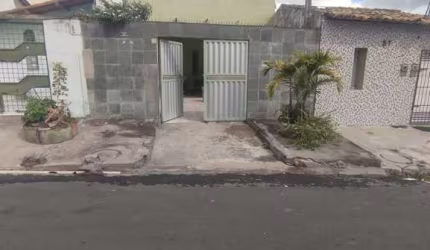 Imperdível: Casa à venda em Feira de Santana-BA, bairro Tomba, 3 quartos, 1 sala, 1 banheiro, 1 vaga, 180,00 m²