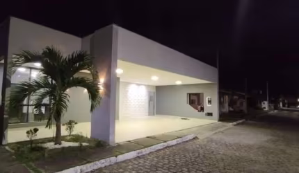 Casa de alto padrão em condomínio no bairro Pedra do Descanso em Feira de Santana-BA: 3 quartos, 1 suíte, 1 sala, 2 banheiros, 4 vagas, 216m².