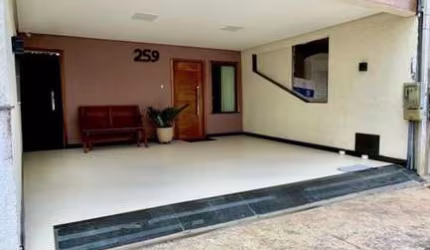 Linda casa em condomínio à venda em Feira de Santana-BA, no bairro Registro: 2 quartos, 1 suíte, 1 sala, 2 banheiros, 2 vagas de garagem, 150,00m².