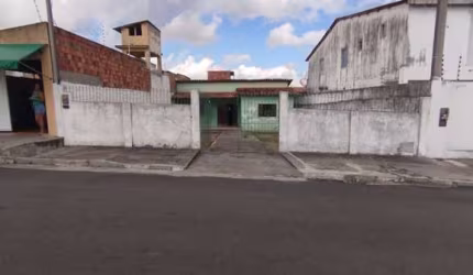 Casa para locação em Feira de Santana-BA, Chácara São Cosme: 5 quartos, 2 suítes, 1 sala, 2 banheiros, 4 vagas de garagem, 200m².