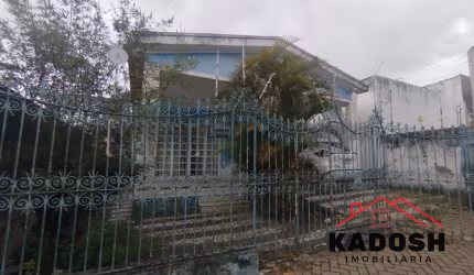 Imperdível: Casa à venda no Centro de Feira de Santana-BA, 3 quartos, 1 sala, 1 vaga de garagem, 370m² de área!