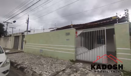 Casa para locação em Feira de Santana-BA, bairro Mangabeira: 3 quartos, 1 suíte, 1 sala, 2 banheiros, 2 vagas, 200m²!