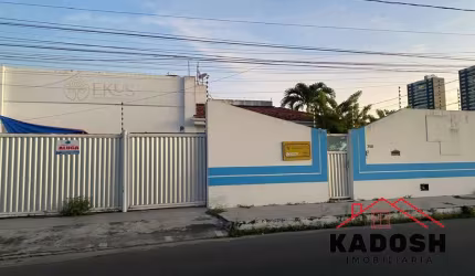 Casa comercial para locação em Feira de Santana-BA, no bairro Santa Mônica: 9 quartos, 4 suítes, 1 sala, 2 banheiros, 400m² de área.