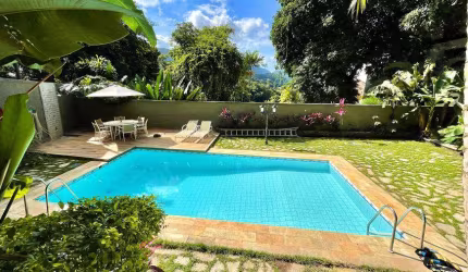 Casa de condomínio térrea para venda possui 380 metros quadrados com 5 quartos