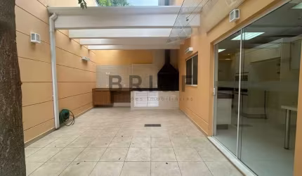 Linda casa em condomínio fechado, 3 suítes, escritório, sala com lareira, quintal e churrasqueira