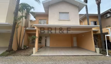 Linda casa em condomínio fechado, 3 suítes, escritório, sala com lareira, quintal e churrasqueira