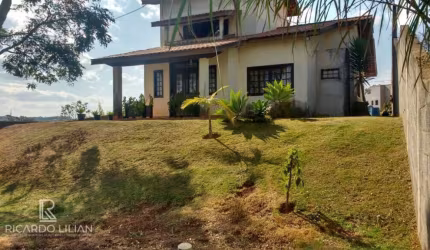 'Espaçoso Sobrado de 3 Dormitórios com Piscina e Pomar em Belvedere, Atibaia: Uma Oportunidade Imperdível!'