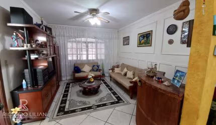 Maravilhosa casa térrea com dois dormitórios sendo uma suíte e duas vagas cobertas