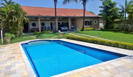 Linda casa de condomínio fechado de alto padrão em Itu