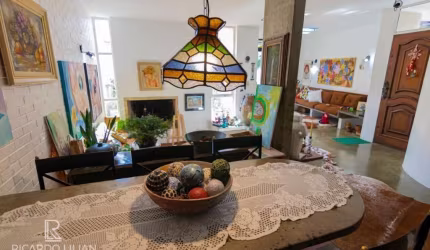 Lindo sobrado localizado na Vila Santana.