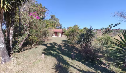 Oásis de Encanto em Atibaia: Chácara com Casa Aconchegante e Potencial Incrível!