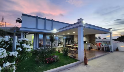 Casa de alto padrão com 4 suítes em conjunto residencial com controle de acesso
