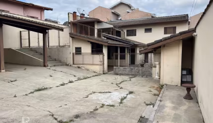 Casa com um dormitório, sala, cozinha, banheiro, churrasqueira e canil com vários boxes
