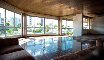 4 Suítes - 800 m² - Varanda - 2 Quartos de Serviço - 4 Vagas de Garagem.