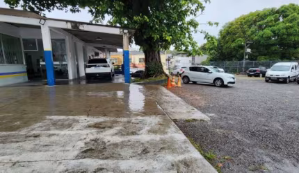 Loja com área para estacionamento.
