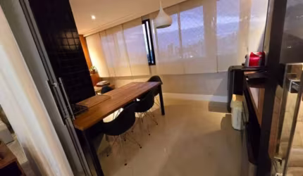 4 Quartos - 1 Suíte - 111 m² - Varanda - Mobiliado - Quarto de Serviço - 2 Vagas de Garagem Soltas