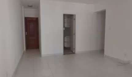 3 Quartos - 1 Suíte - 75 m² - Varanda - Quarto de Serviço - 1 Vaga de Garagem