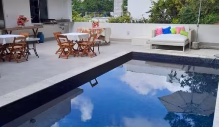 6 Quartos - 4 Suítes - 600 m² - Varanda - 2 Quartos de Serviço - 6 Vagas de Garagem