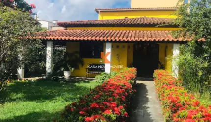 5 Quartos - 4 Suítes - 574 m² de Terreno - 137 m² de Área Construida - Varanda - Lavabo - Área de Serviço - Quarto de Serviço - 8 Vagas de Garagem