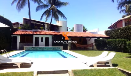4 Quartos - 2 Suítes - 417 m² de Terreno - 306 m² de Área Construída - Varanda - Piscina - 2 Quartos de Serviço - 3 Vagas de Garagem