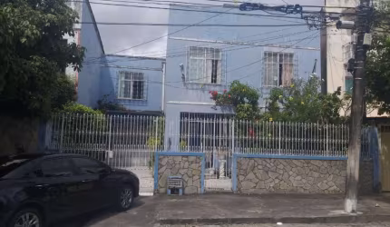 Casa - 5 quartos - 320 m² - Jardim - Amplas Salas - Quarto de Serviço - 3 Vagas de Garagem