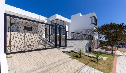 Casa de alto padrão com 4 suítes e piscina, no Residencial Alvim
