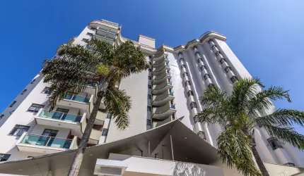 Cobertura de alto padrão, porteira fechada, com 4 quartos, 5 vagas de garagem e piscina privativa