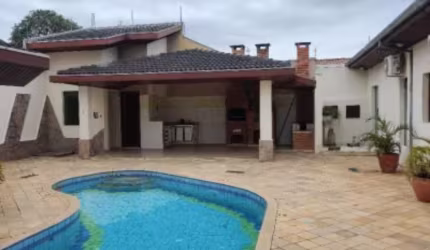 Alugo linda casa térrea
