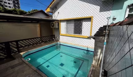 Casa com piscina, no Bairro da Aparecida - Santos/SP