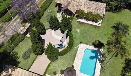 Aluga-se excelente casa em condomínio fechado em Ibiúna