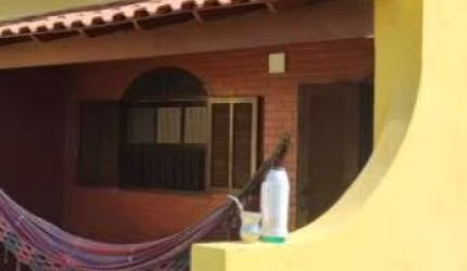 Casa a 100m da Praia e 200m da Lagoa – 2 Quartos com Varanda e Área Externa – Cordeirinho/Maricá