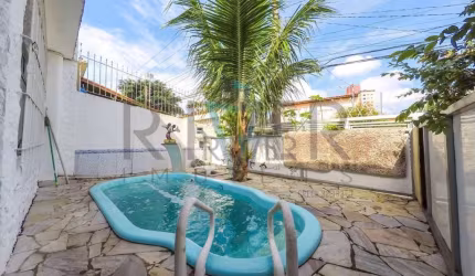 Casa térrea com piscina no Centro de Poá/SP; 3 quartos (1 suíte); 3 vagas