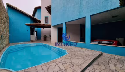 Sobrado em Ferraz de Vasconcelos/SP; 3 quartos (1 suíte); 2 vagas; piscina; próximo à estação