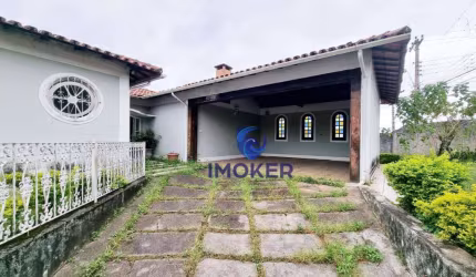 Casa comercial próxima ao Centro de Poá; diversas salas; área verde