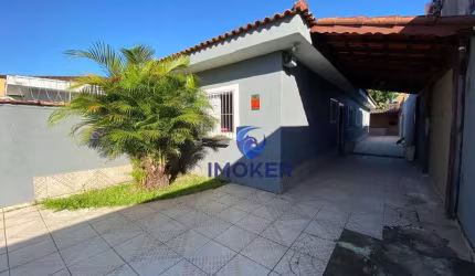 Casa térrea com 2 quartos, sendo 1 suíte; sala e cozinha integradas; quintal; 5 vagas de garagem; no bairro Jardim Indaiá, em Bertioga/SP.