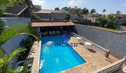 Sobrado com 3 dormitórios, sendo 2 suítes; 5 vagas de garagem; piscina; churrasqueira; salão de festas; no bairro Vila Áurea em Poá/SP.