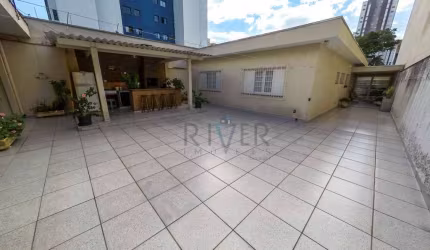 Casa térrea com salão comercial no Centro de Suzano/SP; diversos cômodos e amplo quintal