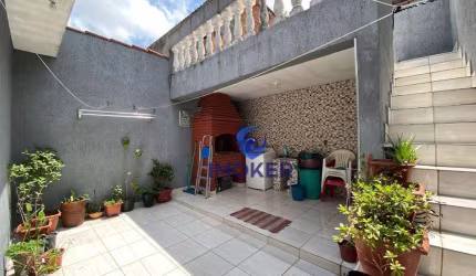 Casa térrea com 2 quartos, sendo 1 suíte; sala; cozinha; banheiro; quintal; churrasqueira; e 2 vagas cobertas; no bairro Vila Colorado em Suzano/SP.
