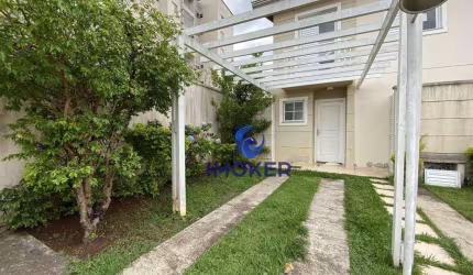 Sobrado com 3 quartos, sendo 1 suíte; sala de 2 ambientes; cozinha planejada; e 2 vagas; no Villagio Florida, no bairro Jd. Suzano, Suzano/SP.