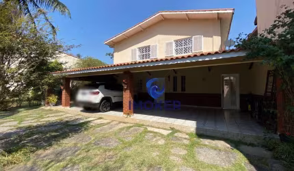Sobrado comercial/residencial no Centro de Poá/SP; 5 dormitórios (2 suítes); 8 vagas; amplo quintal.