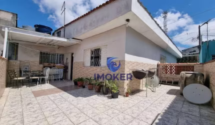 Propriedade multifamiliar na Vila Júlia, Poá/SP; 3 casas com quintal e vagas de garagem e salão comercial.