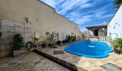 Duas casas (moradia familiar ou renda) no bairro Vila Áurea, Poá/SP; 3 quartos; 2 vagas.