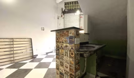 Salão comercial na Av. Lucas Nogueira Garcez, Poá/SP; 25 m²; 3 m de pé direito; banheiro; copa; porta de aço automática.