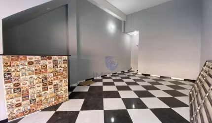 Salão comercial na Av. Lucas Nogueira Garcez, Poá/SP; 25 m²; 3 m de pé direito; banheiro; copa; porta de aço automática.